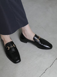 柔らかく履きやすいフェイクレザーゴールドビット付きローファー【SALE】