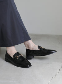 柔らかく履きやすいフェイクレザーゴールドビット付きローファー【SALE】