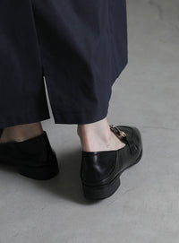 柔らかく履きやすいフェイクレザーゴールドビット付きローファー【SALE】