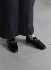 柔らかく履きやすいフェイクレザーゴールドビット付きローファー【SALE】