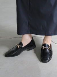 柔らかく履きやすいフェイクレザーゴールドビット付きローファー【SALE】