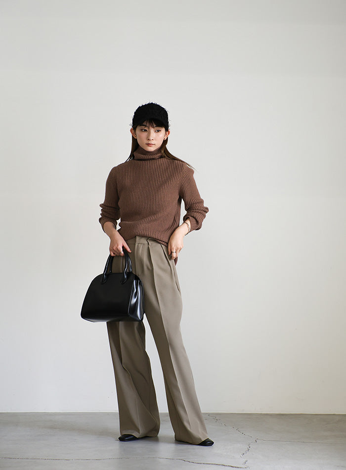 タートルネックリブニット