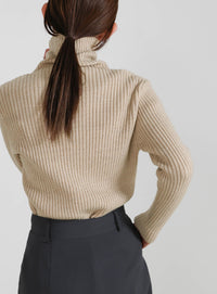 タートルネックリブニット