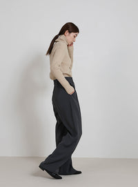 タートルネックリブニット