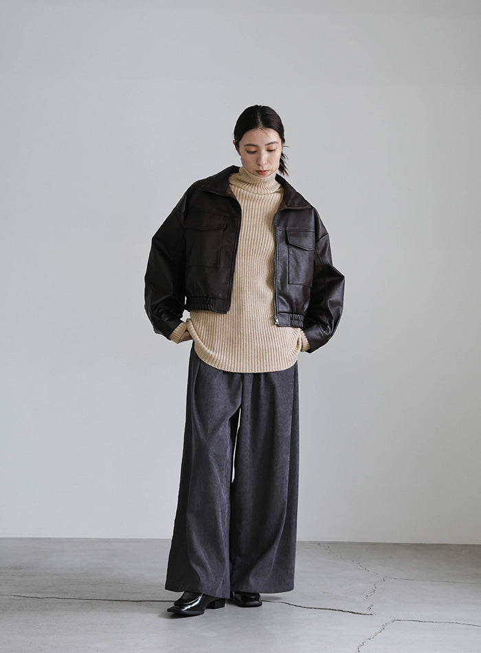 タートルネックリブニット