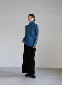 タートルネックリブニット