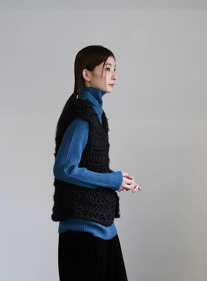 タートルネックリブニット