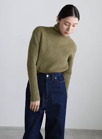 タートルネックリブニット