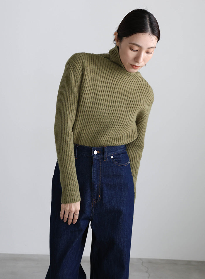 タートルネックリブニット