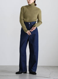 タートルネックリブニット