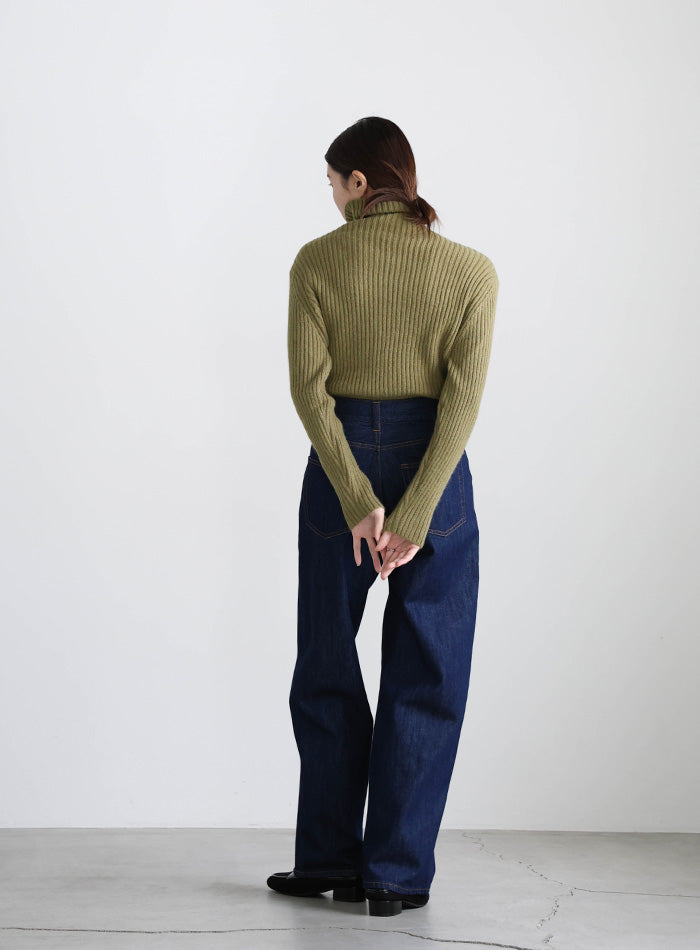 タートルネックリブニット