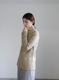 タートルネックリブニット