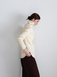 タートルネックリブニット