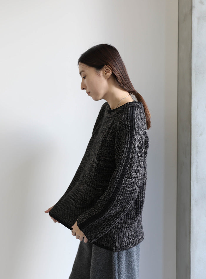 袖ラインクルーネックニット