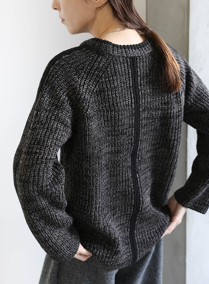 袖ラインクルーネックニット