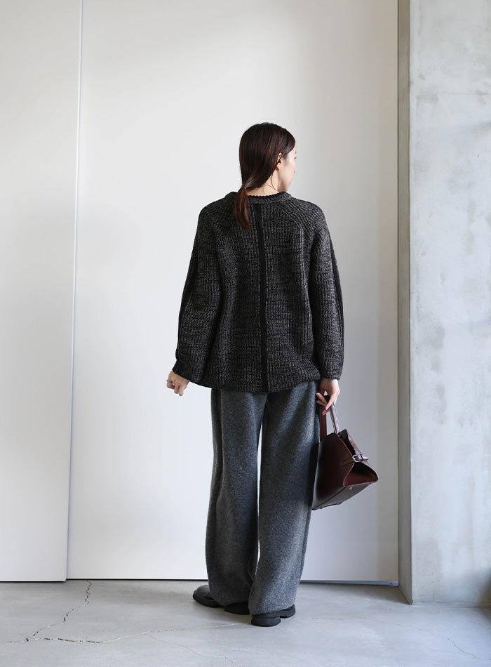 袖ラインクルーネックニット