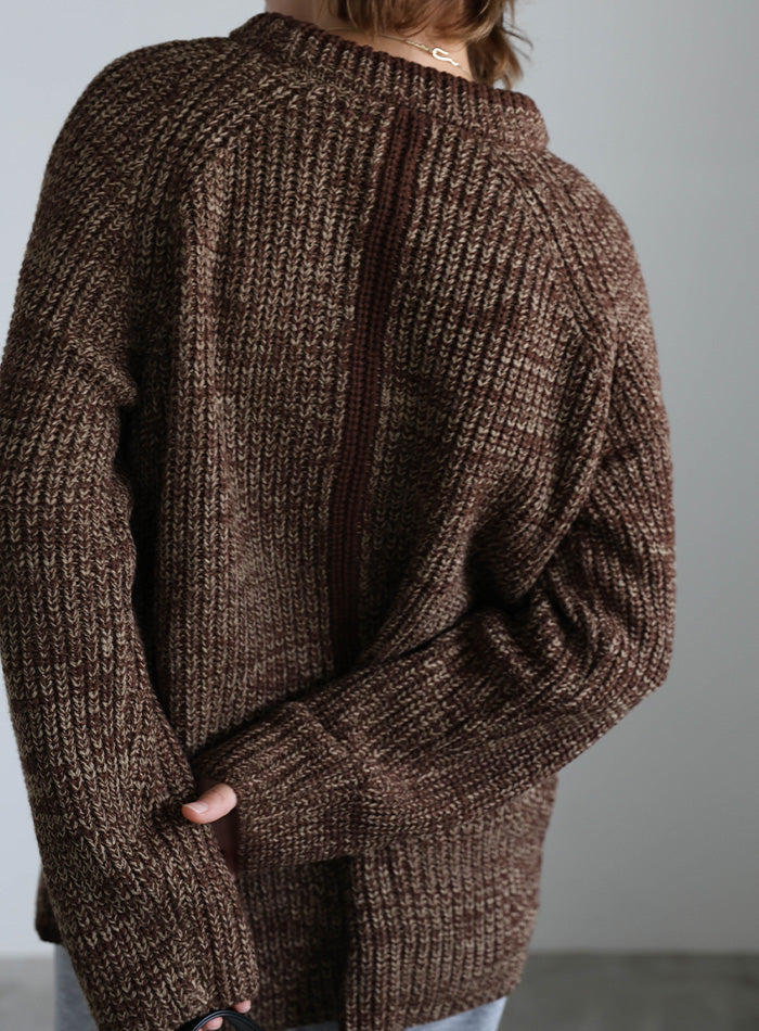 袖ラインクルーネックニット