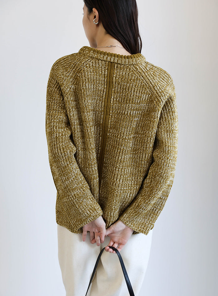 袖ラインクルーネックニット