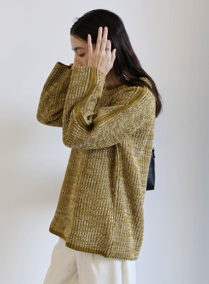 袖ラインクルーネックニット