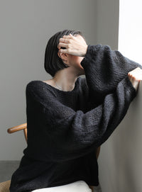 Vネック透かし編みオーバーニット