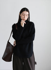 タートルネックラウンドリブニット