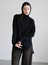 タートルネックラウンドリブニット