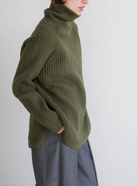 タートルネックラウンドリブニット