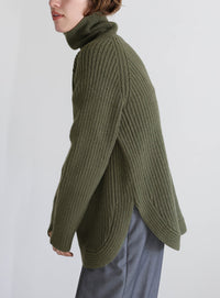 タートルネックラウンドリブニット