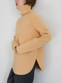 タートルネックラウンドリブニット