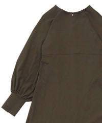 ボリュームスリーブカーブラインカットワンピース