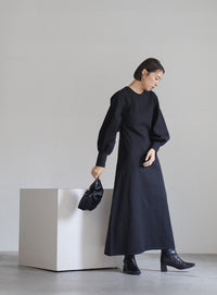 ボリュームスリーブカーブラインカットワンピース