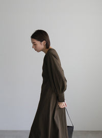 ボリュームスリーブカーブラインカットワンピース