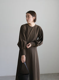 ボリュームスリーブカーブラインカットワンピース