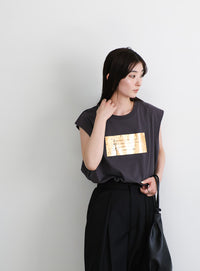 箔プリントノースリーブTシャツ