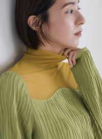 ハイネックシアーウェーブトップス