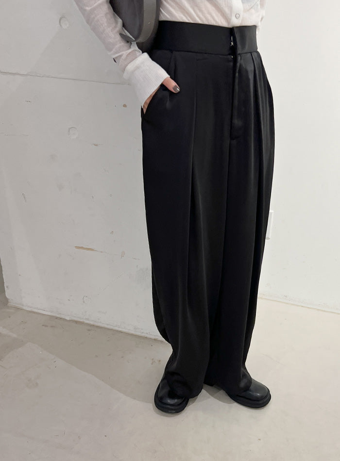 サテンディープタックワイドパンツ