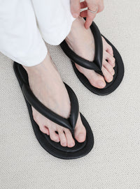 フェイクレザーフラットトングサンダル