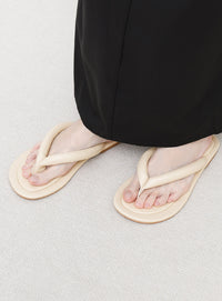 フェイクレザーフラットトングサンダル