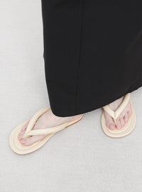 フェイクレザーフラットトングサンダル