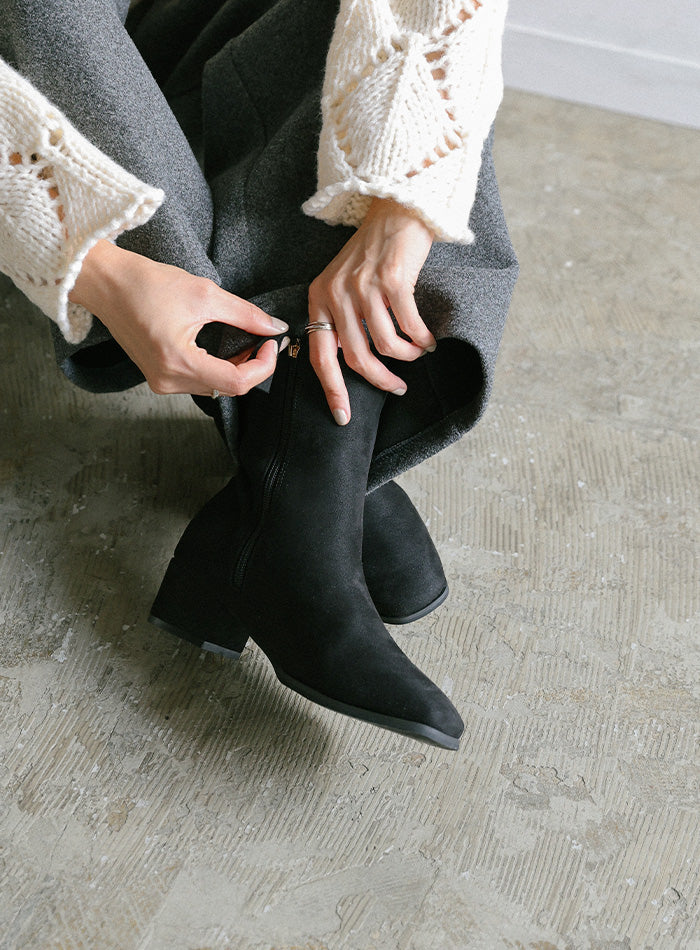 WH 黒スエードショートブーツ EVOL/イーボル】 ソフトストレッチ7cmヒールショートブーツ IX5478