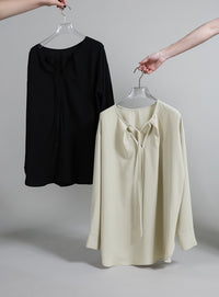 【Et】Tuck Ribbon Key Neck Blouse