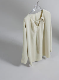 【Et】Tuck Ribbon Key Neck Blouse