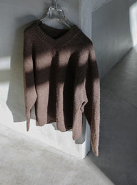 シンプルVネックニット