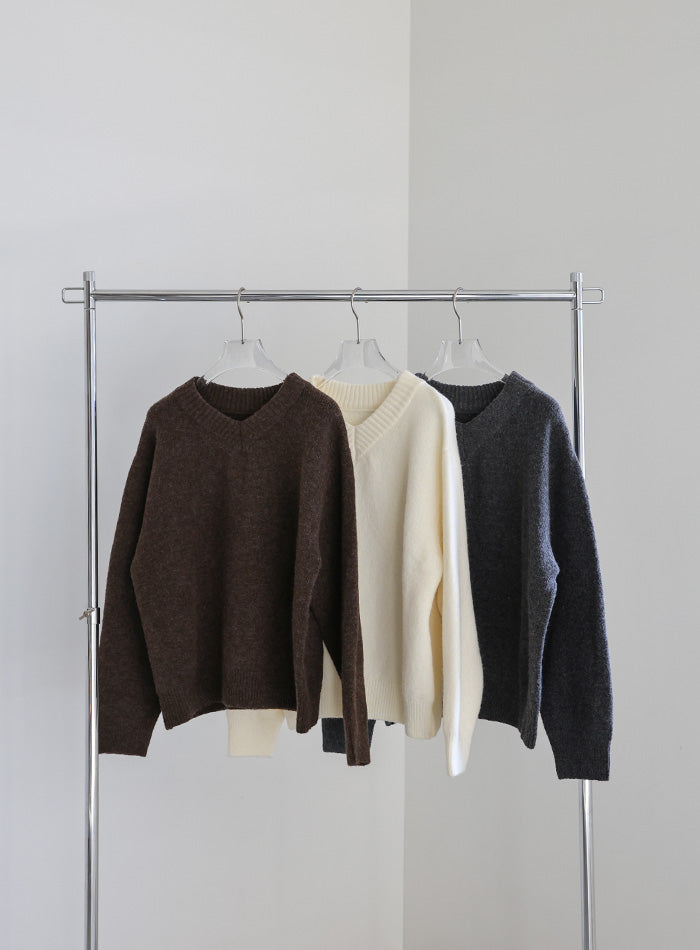 シンプルVネックニット