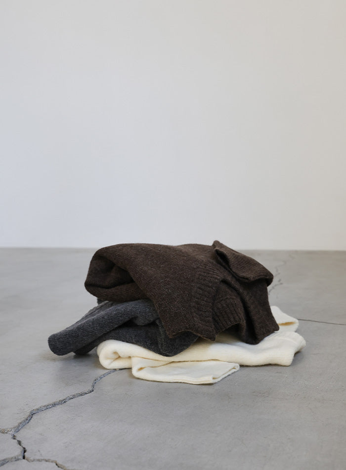 シンプルVネックニット