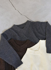 シンプルVネックニット