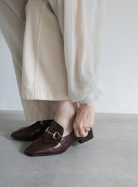 柔らかく履きやすいフェイクレザーゴールドビット付きローファー【SALE】