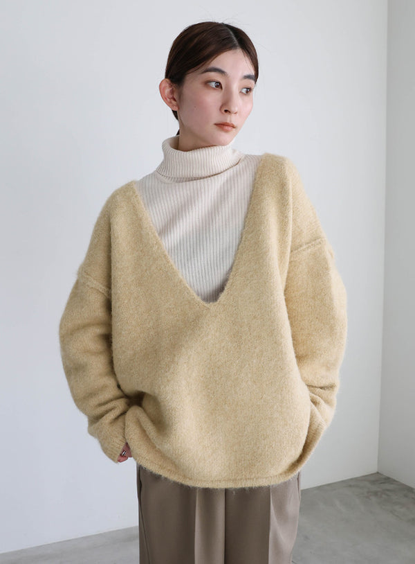 アウトリンキングVネックオーバーニット