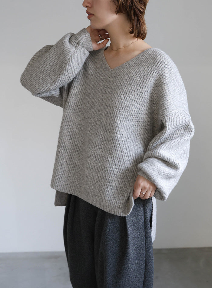 Vネックオーバーサイズニット