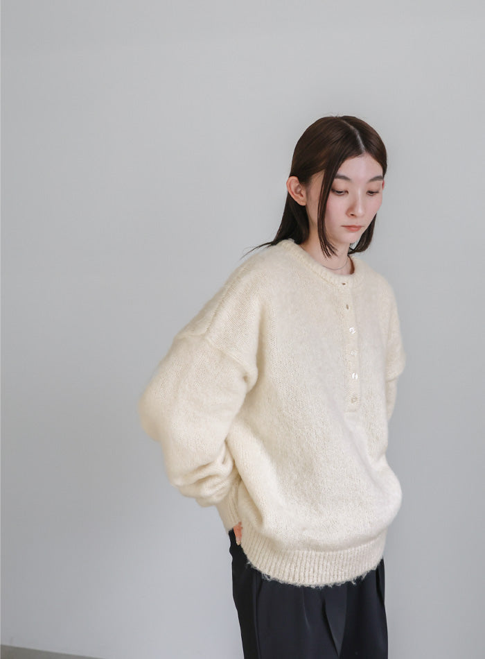 ウールタッチヘンリーネックオーバーニット